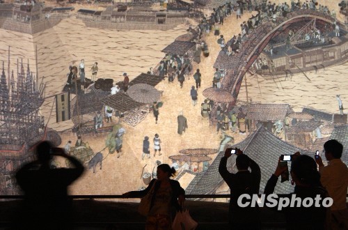 駱家輝訪滬連夜看世博 對《清明上河圖》興趣濃厚