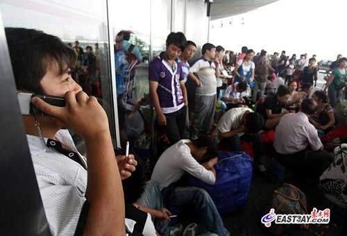 上海南站2萬游客因暴雨滯留 可全價退票