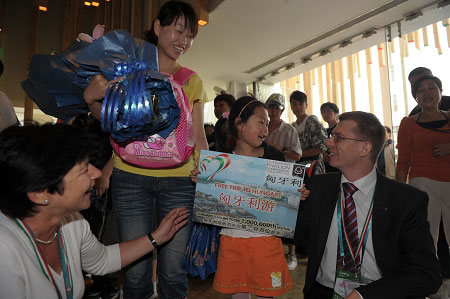 豪華大禮“砸暈”世博會(huì)智利館第一百萬(wàn)名游客(圖)