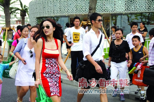 王勵勤偕神秘美女游世博 勵勤父母相伴(圖)