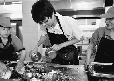 大學(xué)生在餐廳收碗視頻走紅 速度快被稱無影手(圖)