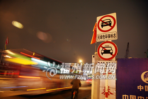 限行開始了 執法人員提醒:領了綠標別忘貼車上