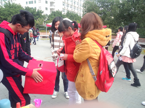 愛(ài)心零捐 溫暖寒冬——管苑社聯(lián)志愿者掃樓募捐踐行“暖冬計(jì)劃”