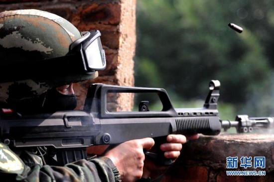 廈門武警特戰隊反恐實戰演練：拐角射擊槍驚艷(組圖)