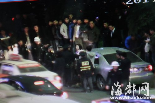 泉州:公務員夫妻占道停車 對抗16警力2小時