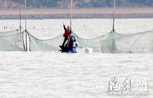 游艇被浪打翻4人落水 1人為救同伴游海2小時