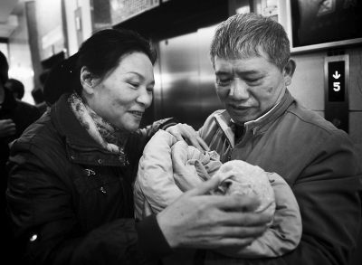 57歲產婦做試管嬰兒誕龍鳳胎續 懷孕期間多次昏厥