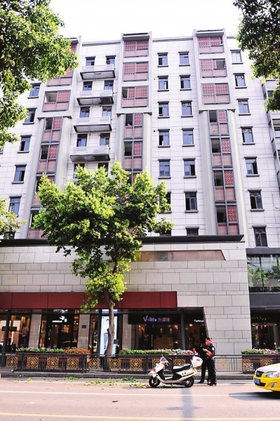 福州一男子從津泰新村住宅樓上墜下 頭部著地身亡