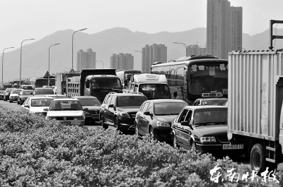 為挽回女友欲跳羅漢山隧道 堵癱了三環(huán)累壞了救援人員