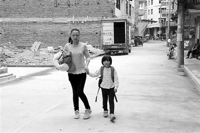 母親股骨頭壞死 7歲女孩擔起家族重任