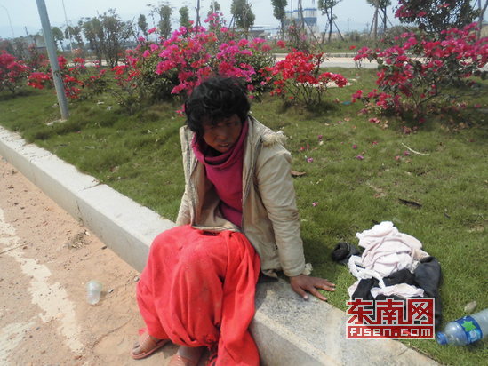 南靖流浪女子蝸居路旁不討食 盼望親人帶她回家