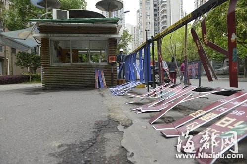 只因在門口被多問一句 福州奔馳男砸崗亭打保安