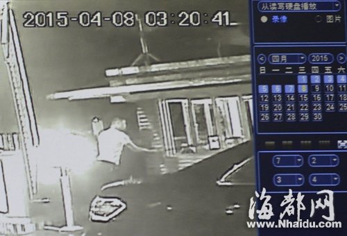 只因在門口被多問(wèn)一句 福州奔馳男砸崗?fù)ご虮０?/></p>

<p align=