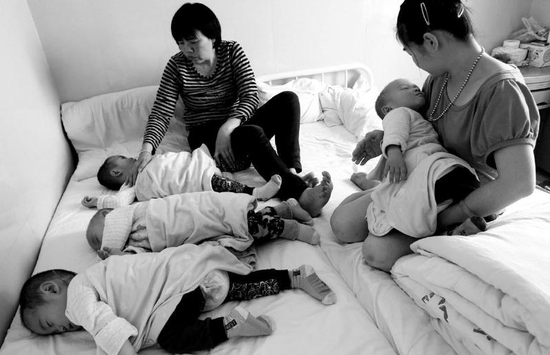 福州媽媽抱腦癱四胞胎赴西安求醫 已欠債50萬