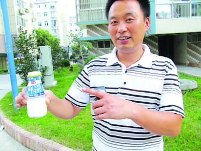 光明鮮奶瓶中發現活蛆 廠家稱愿補償1000元