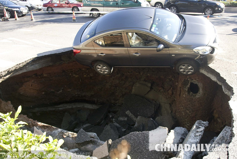廣州科韻路發生地陷 一小轎車栽進坑里