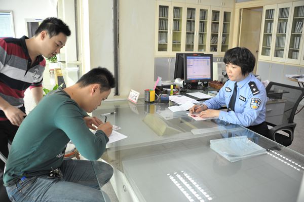 廣東汕頭市澄海公安分局民警捐款資助49戶特困家庭