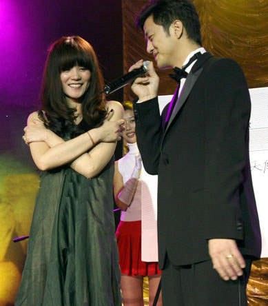 當(dāng)結(jié)婚遭遇“愛情和面包”難題：裸婚你能接受嗎？