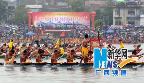 “群龍”鬧融江