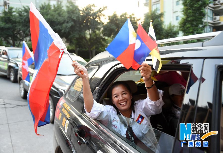 重慶車友自發組織迎接中國—東盟汽車拉力賽車隊