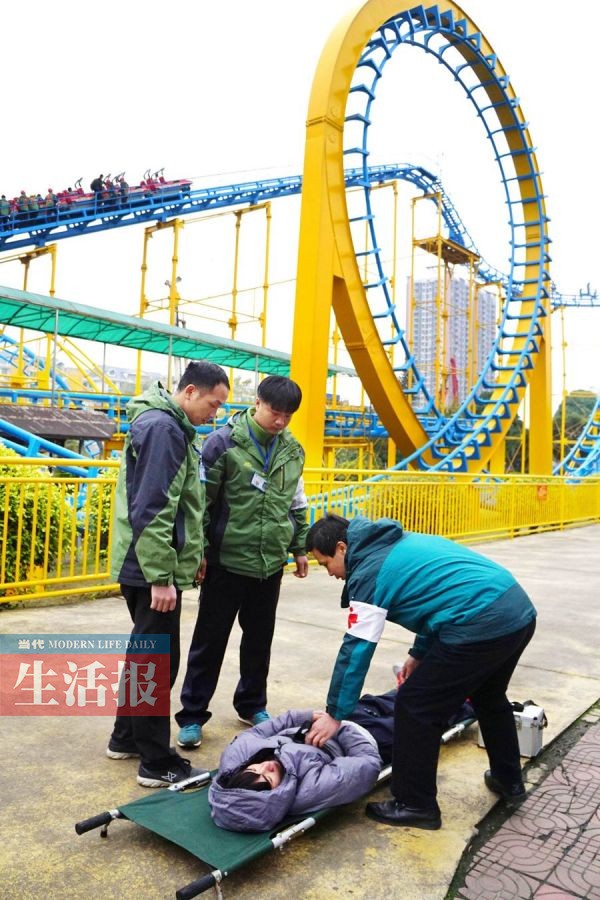 南寧動(dòng)物園過山車高空遇險(xiǎn)原是應(yīng)急演練