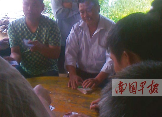 村民舉報(bào)村支書坐莊設(shè)賭后續(xù)：村支書被停職調(diào)查