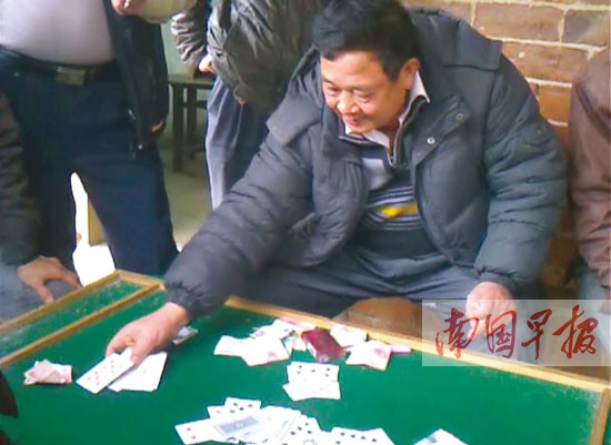 村民舉報(bào)村支書坐莊設(shè)賭后續(xù)：村支書被停職調(diào)查