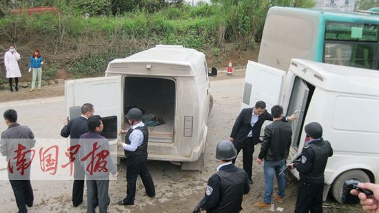 運鈔車撞客車4名押運員受傷被困 現金被緊急轉移