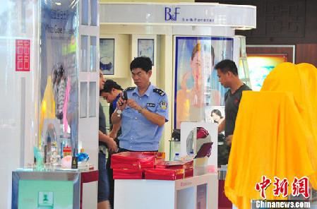 海南離境退稅定點(diǎn)商店發(fā)生持槍盜竊案(組圖)