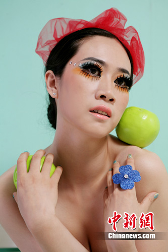 33歲芙蓉姐姐大打青春牌 露小蠻腰甜美可人