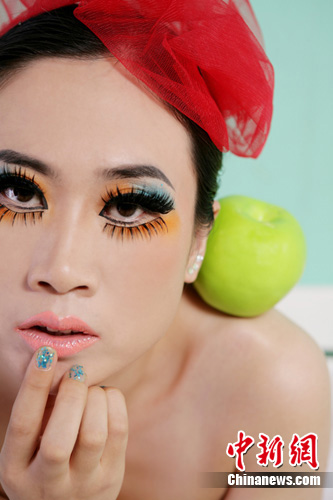 33歲芙蓉姐姐大打青春牌 露小蠻腰甜美可人