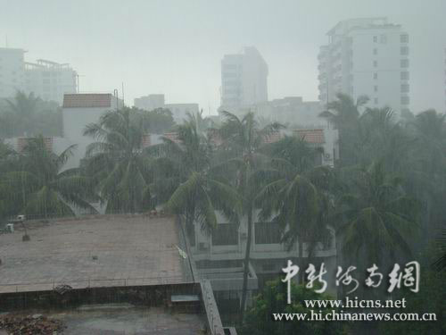 烏云壓頂椰城 海口暴雨傾盆