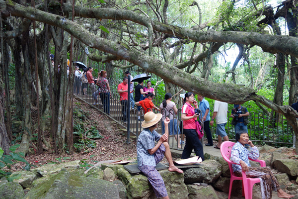 海南文明生態村巡禮之二——特色道路助推農民致富