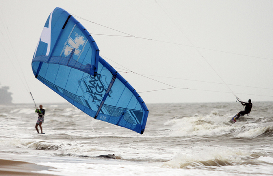 2013世界職業(yè)風箏沖浪巡回賽海口站正式開賽