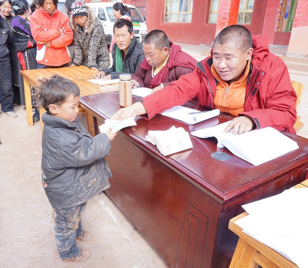 海航向玉樹126名地震孤兒發放第三筆成長基金