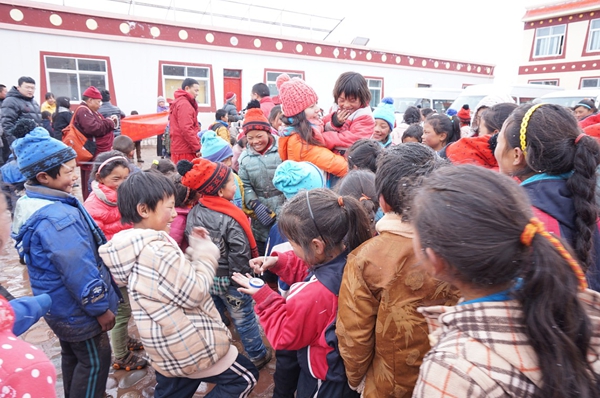 海航向玉樹126名地震孤兒發放第三筆成長基金