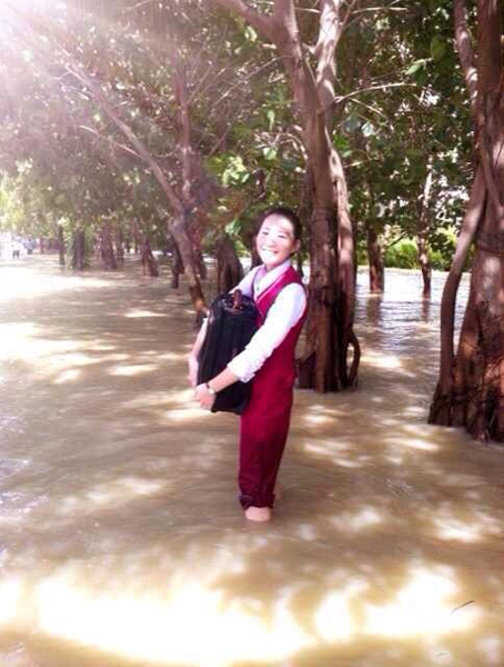 強臺風“海燕”肆虐三亞 南航空姐涉水執行航班任務（圖）