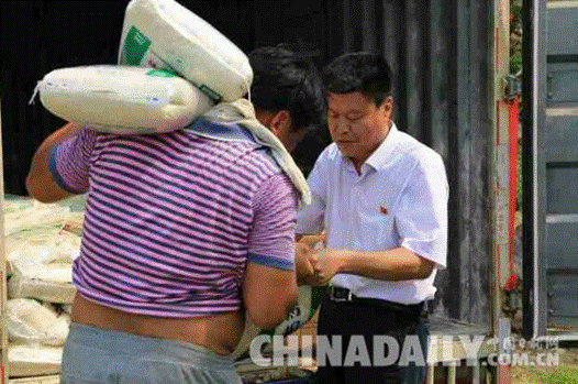 邢臺(tái)縣國(guó)土資源局全力做好抗洪救災(zāi)工作 愛心物資送災(zāi)區(qū)