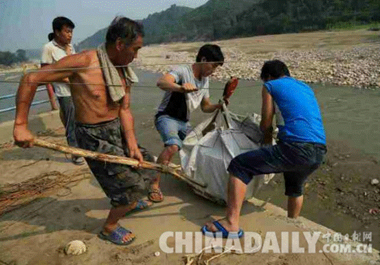 邢臺(tái)縣國(guó)土資源局全力做好抗洪救災(zāi)工作 愛心物資送災(zāi)區(qū)