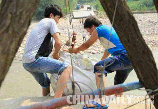 邢臺(tái)縣國(guó)土資源局全力做好抗洪救災(zāi)工作 愛心物資送災(zāi)區(qū)