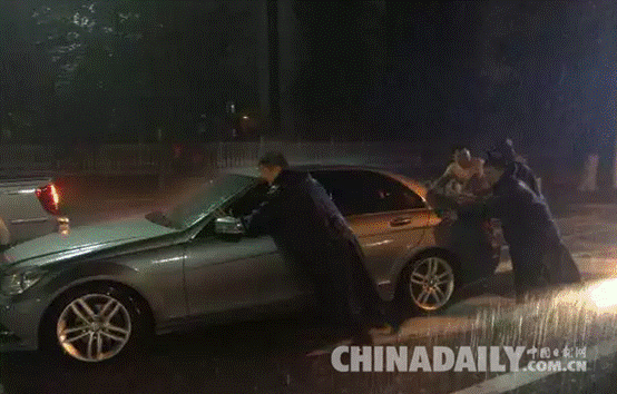 邢臺抗洪搶險救災第一線：80后夫妻同力抗洪