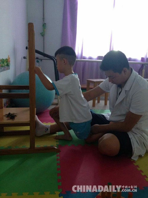 河北一“80后”單親媽媽：我要扛起這個家讓倆腦癱孩子站起來