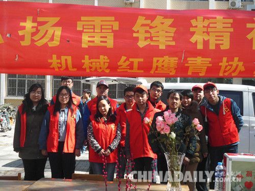 星火愛心團隊聯合鐵大學子愛心義賣為貧困戶送溫暖