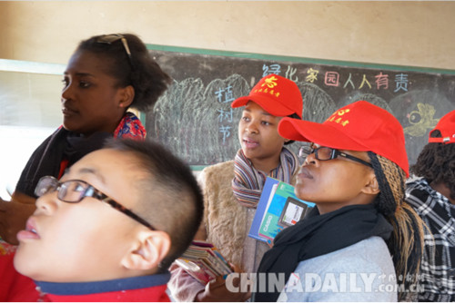 石家莊鐵道大學留學生志愿者深入山村送溫暖