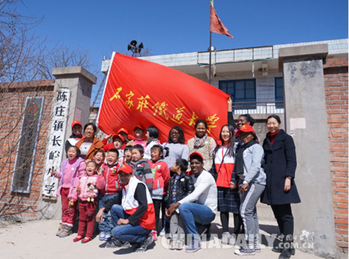 石家莊鐵道大學留學生志愿者深入山村送溫暖