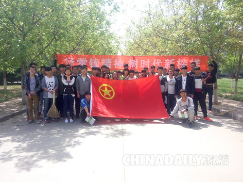 石家莊：大學生走進社區清除小廣告還城市美麗風貌