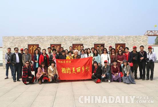 滄州黃驊百姓家門(mén)口組團(tuán)賞美景