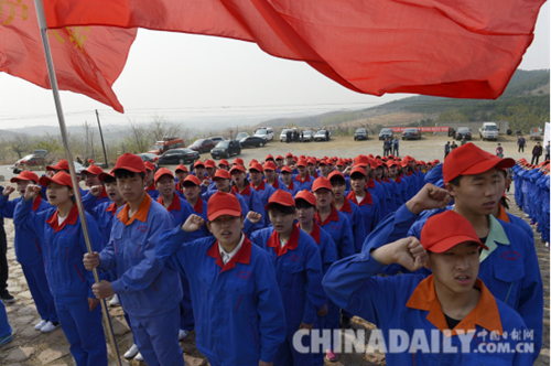 唐山遷安開展志愿者為長城“美容”活動