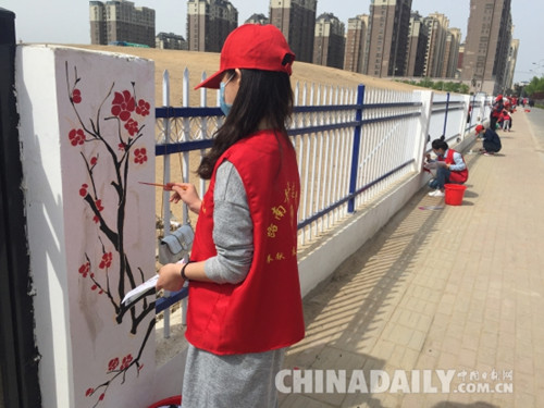 唐山共青團路南區(qū)委組織志愿者參與“百畝花海”建設