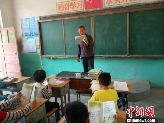 “老師爸爸”患癌堅持任教 三尺講臺演繹追夢人生